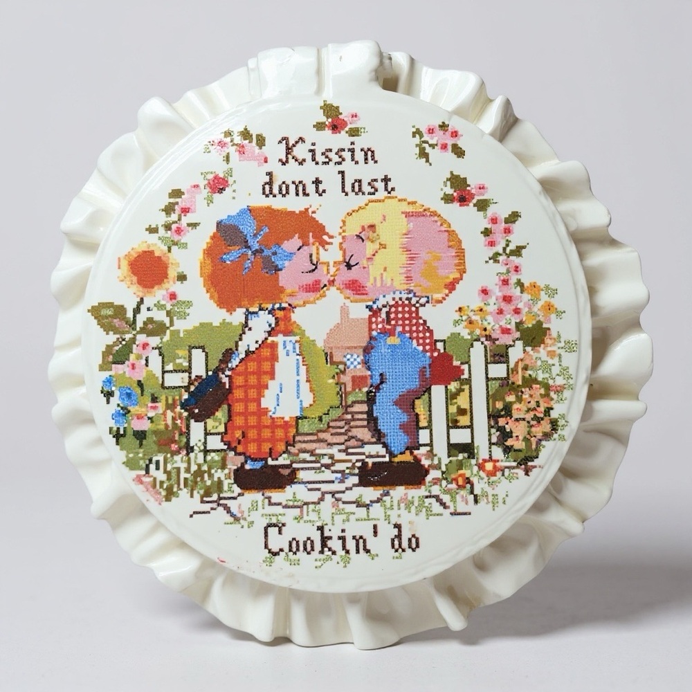 Vintage Ceramic ruffle Decorative Plate Cute Kissing Couple Design